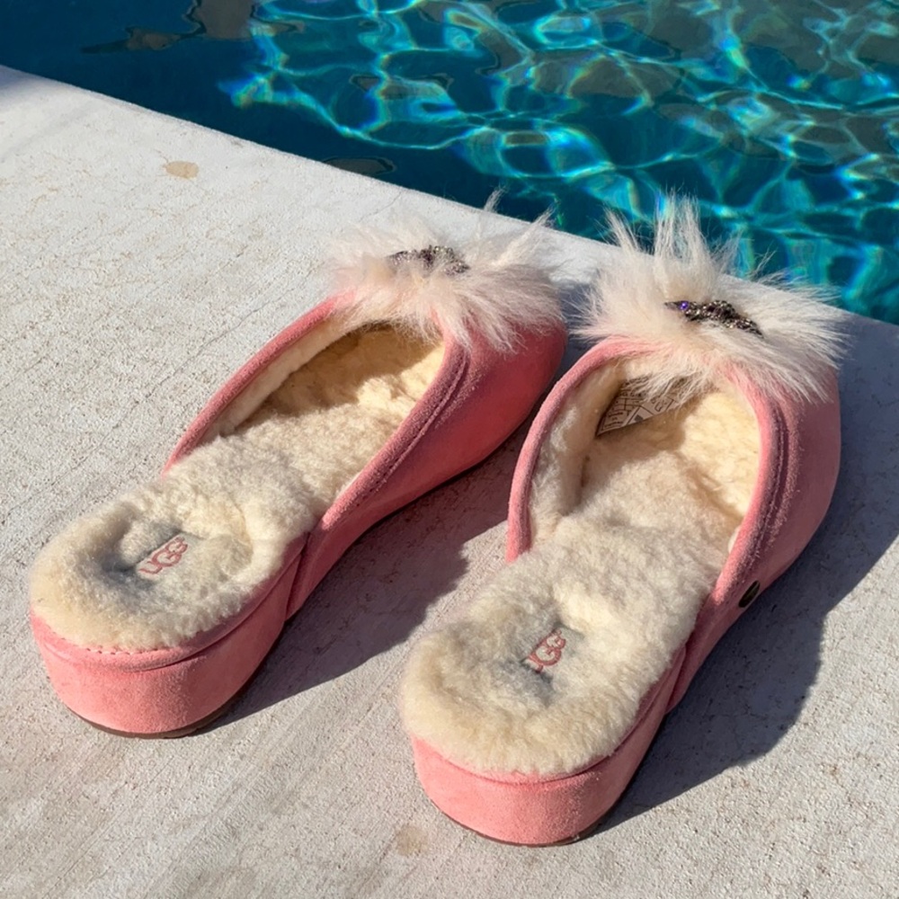 UGG Queen Bee 🐝 Yvett Wedge
Slippers Size 9 - Picture 6 of 16